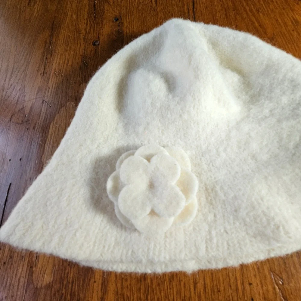 Barbour Cream Wool Felt‎ Bucket Hat with Flower Accent Made in Scotland Classic